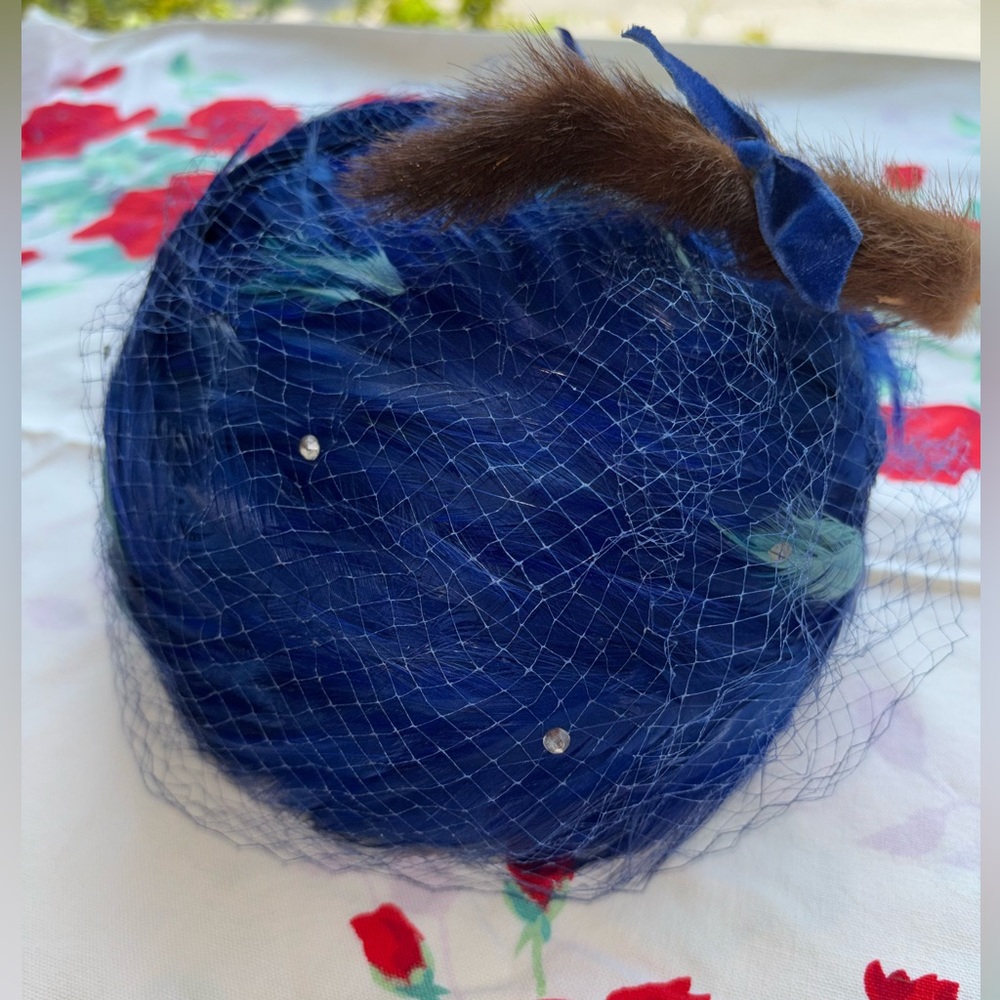 Vintage hat w/ royal blue/turquoise feathers & netting - Picture 3 of 13